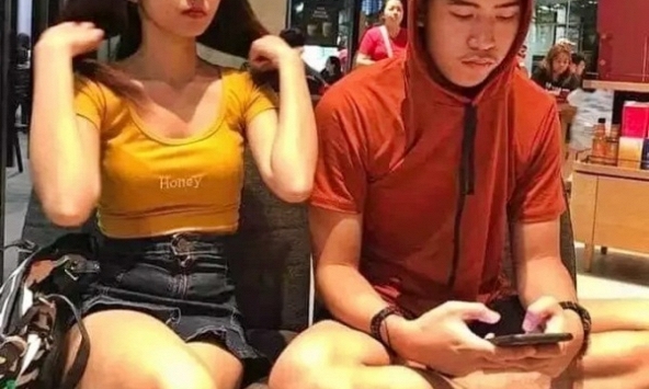 Bạn trai liên tục thả tim ảnh 'nhạy cảm' của phụ nữ, cô gái 'cầu cứu' cư dân mạng