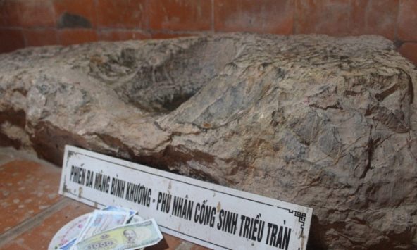 Ngôi đền thiêng thờ tảng đá in hình đầu người, câu chuyện phía sau khiến ai cũng cảm động