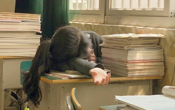 Bà mẹ đánh cắp giấy nhập học của con, để lại vỏn vẹn 3 chữ: Nữ sinh đọc xong nghẹn ngào, chỉ muốn trốn thoát khỏi nhà 