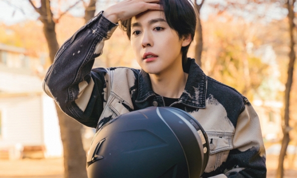 Nam idol diễn dở nhất hiện tại: Mặt đơ như tượng sáp, netizen hoài nghi 'mới dao kéo hay sao?'