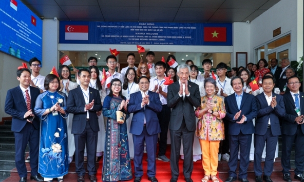 Thủ tướng Phạm Minh Chính và Thủ tướng Lý Hiển Long giao lưu, ăn trưa cùng sinh viên ĐHQGHN