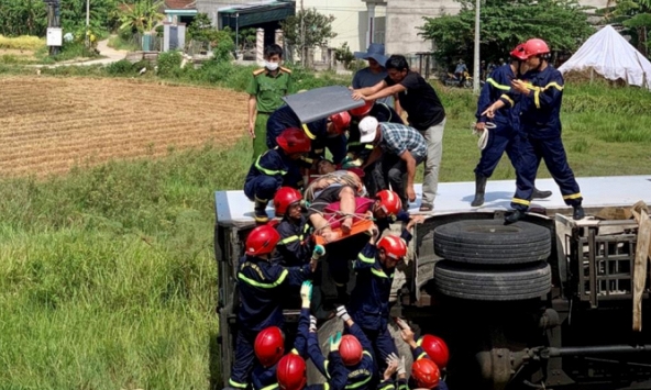 Cảnh sát cưa cabin, dùng xe cẩu để cứu tài xế kẹt trong xe tải bị lật