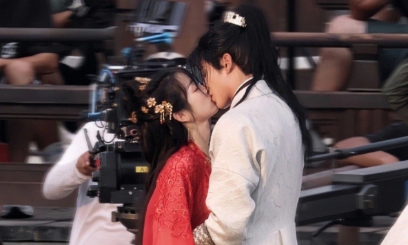 Cặp đôi lộ cảnh hôn “nét căng”, chemistry ngập tràn nhưng netizen cật lực phản đối vì không ưa nhà gái?