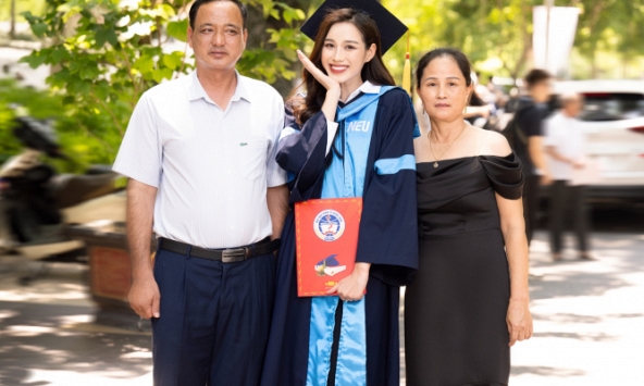 Hoa hậu Đỗ Hà rạng rỡ trong ngày tốt nghiệp Đại học, chuẩn bị làm doanh nhân