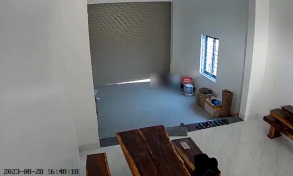 Xót xa clip bé gái chơi đùa với cửa cuốn bị cửa đè lên người