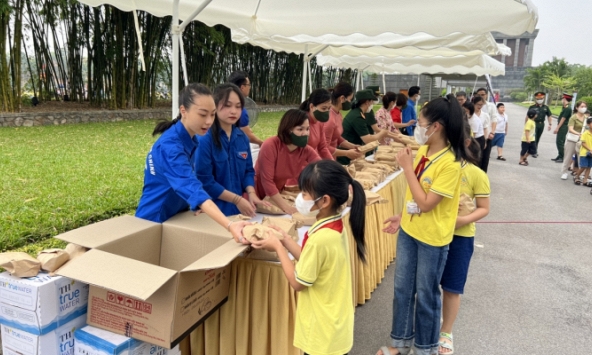 Hà Nội miễn phí xe buýt 2 tầng, phát quà cho người dân vào Lăng viếng Bác dịp 2/9