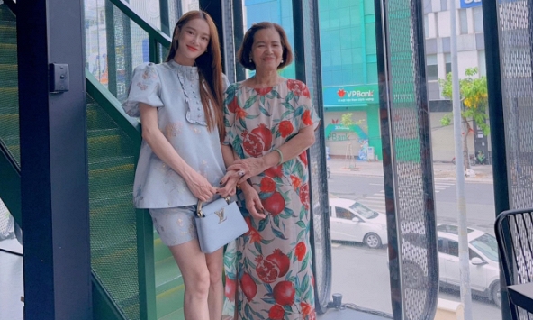 Nhã Phương tiết lộ hình ảnh nhan sắc đời thường nhưng sự chú ý lại đổ dồn vào đôi chân của mẹ bầu