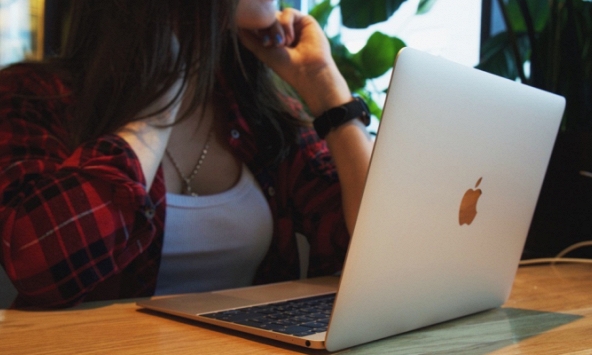 Vỏ nhôm MacBook của bạn đang ố bẩn, đừng lo vì nó sẽ trông như mới nhờ loạt mẹo nhỏ này