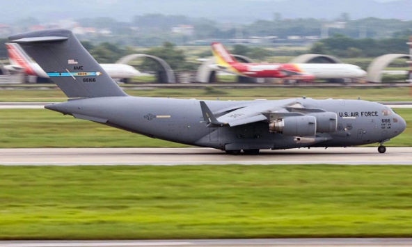 Cận cảnh hai vận tải cơ hạng nặng C-17 'nhả đầy hàng' ở sân bay Nội Bài sáng nay