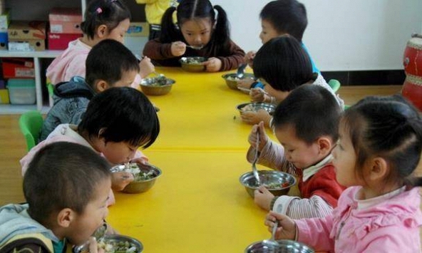 Con gái khảnh ăn đi nhà trẻ về nhà bỗng ăn liên tục, mẹ kiểm tra ảnh cô giáo gửi thì phát hiện sự thật phẫn nộ