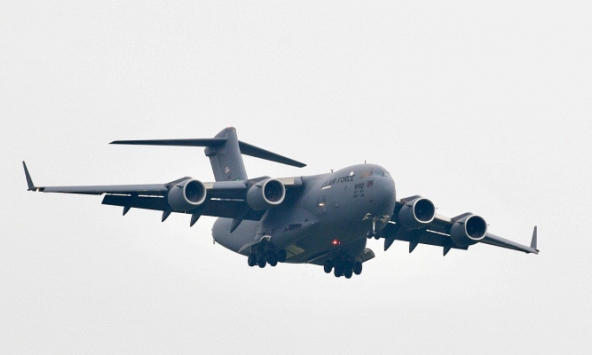 Hai vận tải cơ C-17 'cõng đồ' cho Tổng thống Mỹ liên tiếp hạ cánh xuống Nội Bài sáng nay