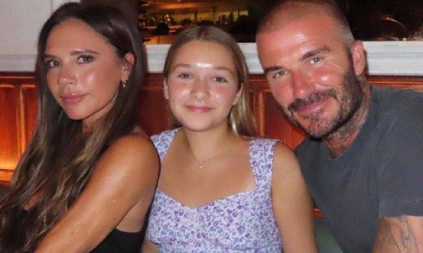 Harper nhà David Beckham khoe vẻ ngoài xinh xắn, chiếm trọn “spotlight” trong bữa tiệc gia đình