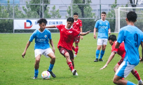 HLV Trung Quốc thở dài khi chứng kiến đội bóng U16 của Việt Nam đánh bại cả Man City lẫn Porto