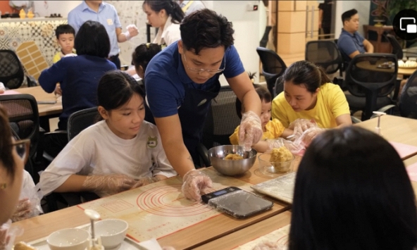 WORKSHOP cho mẹ và bé cùng làm bánh Trung thu 
