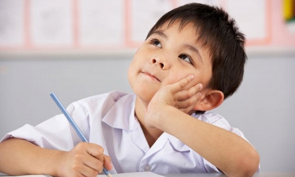 Cậu bé tiểu học vẽ tranh mẹ đang ngủ, chỉ phác thảo vài nét mà khiến cô giáo ôm bụng cười bất lực