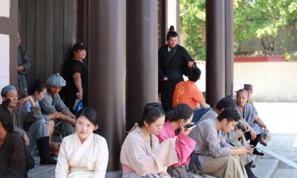 Người trẻ Trung Quốc rủ nhau làm diễn viên ở phim trường rộng nhất thế giới: Nằm im cũng kiếm ra tiền, dễ sống hơn 'vật lộn trong thành phố'