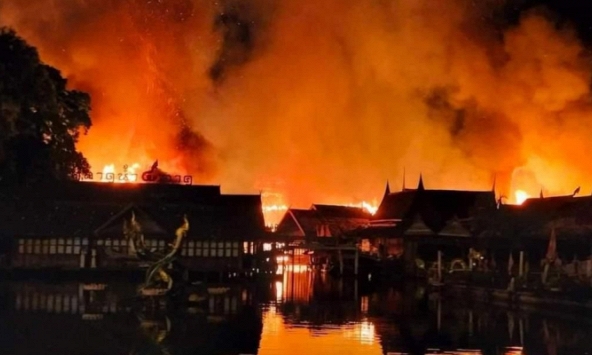 Chợ nổi du lịch nổi tiếng ở Thái Lan bị lửa thiêu rụi