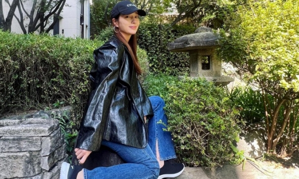 Bà xã nam tài tử Lee Byung Hun khéo léo che bụng bầu, tiết lộ chăm chỉ đi bộ trong thai kỳ 