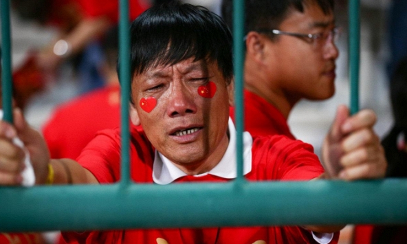 Đội nhà hòa Malaysia, CĐV Trung Quốc đòi trả lại tiền vé, một người tức giận đến ngất xỉu, phải thở oxy