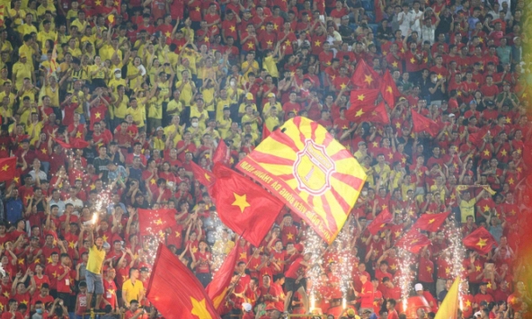 Báo Trung Quốc: “Đã bao lâu rồi chúng ta không được ăn mừng vui sướng như CĐV Việt Nam?”