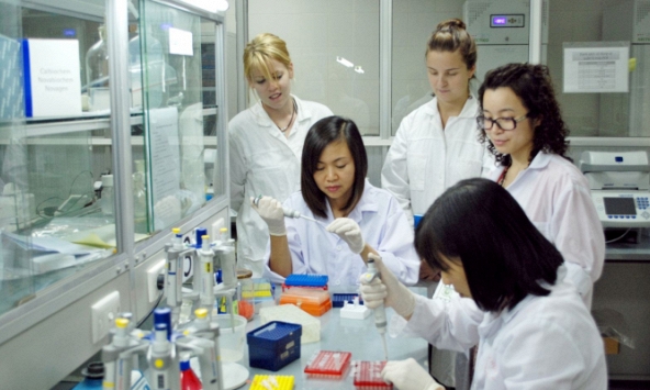 Ứng dụng khoa học công nghệ vào đời sống, xã hội và chăm sóc sức khỏe cộng đồng