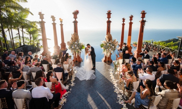 Quen nhau qua mạng, cặp đôi có cái kết như mơ với 'đám cưới giữa đại dương'