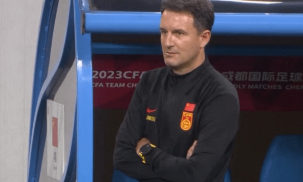 Tuyển Trung Quốc nhận “đòn đau”, bị CĐV quay lưng ngay trên sân nhà, chuyển sang cổ vũ cho đối thủ 