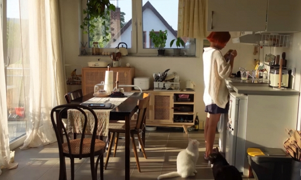 Bếp trong căn hộ thuê sống một mình ở Đức của Thạch Trang: Sưu tầm nhiều thứ ở chợ đồ cũ, tiết kiệm mà đẹp mê 