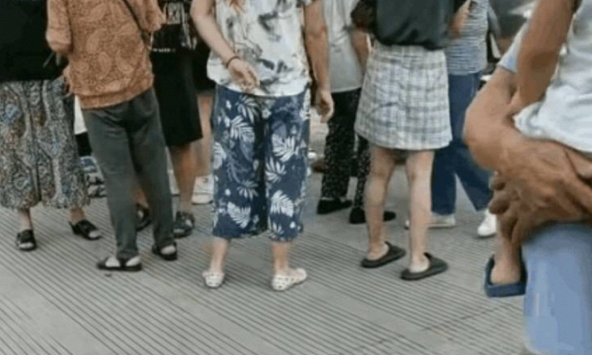 Mê chơi bài bỏ quên con chết trong ô tô, bà mẹ trẻ lăn lộn khóc không thành tiếng, cảnh tượng khiến ai cũng xót xa