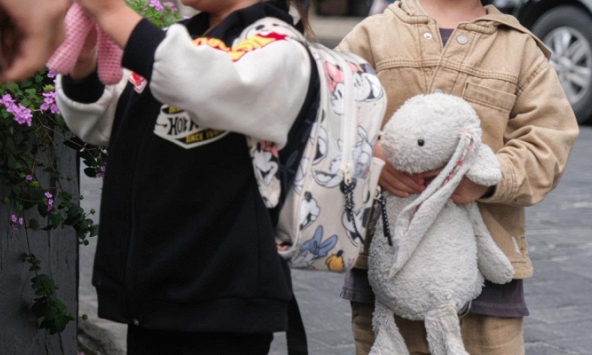 Leon - Lisa theo Hà Hồ đi làm, fan tiết lộ ấn tượng khi gặp cặp song sinh ở ngoài đời