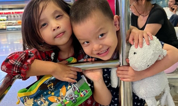 Một vật 'bất ly thân' Lisa - Leon nhà Hà Hồ thường xuyên mang theo bên mình, chứng tỏ phụ huynh dạy con khéo