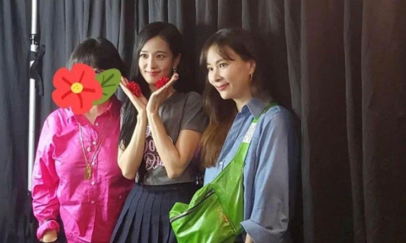 Bà xã Jang Dong Gun gây sốt khi chung khung hình với Jisoo (BLACKPINK), nhan sắc thật ở tuổi 50 ra sao?