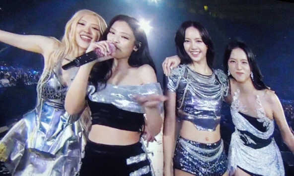 Jennie tiết lộ về tương lai của BLACKPINK, YG xác nhận hợp đồng được gia hạn cuối concert? 