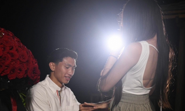 Khoảnh khắc Doãn Hải My rơi nước mắt khi Đoàn Văn Hậu quỳ gối trao nhẫn cầu hôn