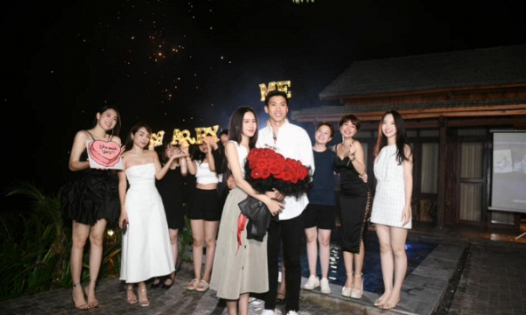 Chi tiết khó hiểu trong màn cầu hôn của Đoàn Văn Hậu, đàn ông nên “khắc cốt ghi tâm”!