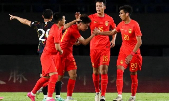 ASIAD: Trung Quốc gây ngỡ ngàng bằng cơn mưa bàn thắng, đặt một chân vào tứ kết