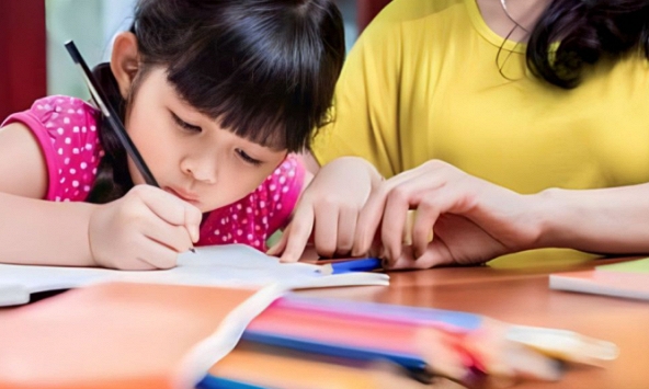 Học sinh lớp 1 rèn chữ tới 23h đêm: Trẻ vừa học vừa ngáp, mẹ xịt nước vào mặt cho tỉnh ngủ để vật lộn cùng con