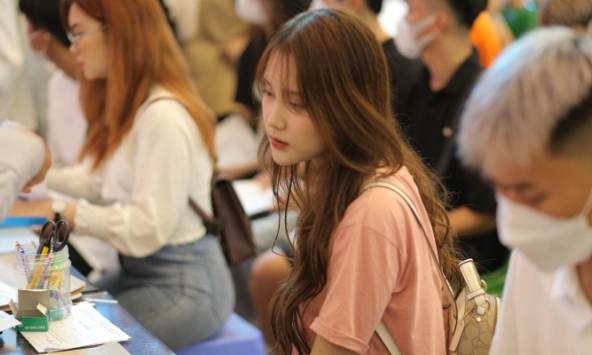 Bài phát biểu truyền cảm hứng nhất mùa khai giảng: 'Là chính mình trong thế giới luôn cố biến thành người khác'