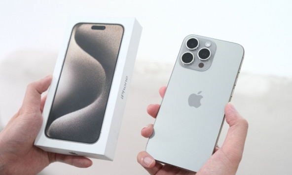 Cận cảnh iPhone 15 Pro Max đầu tiên cập bến Việt Nam: Giá lên đến 70 triệu đồng nhưng nhiều người vẫn không tiếc tiền mua!