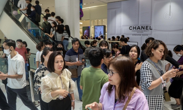 Hà Nội: Người dân ùn ùn đến tổ hợp thương mại lớn nhất Việt Nam tham quan, mua sắm ngày khai trương