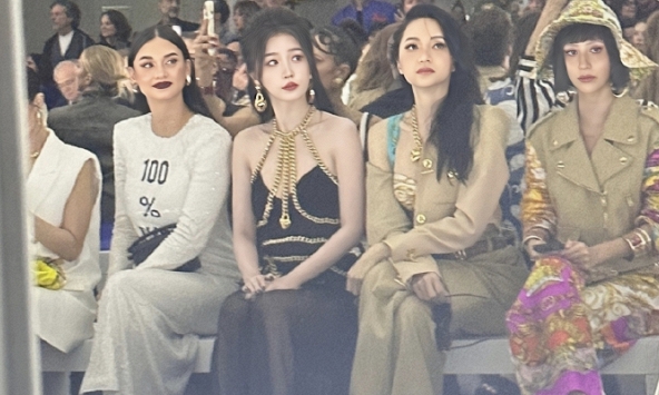 Hoa hậu Hương Giang chung khung hình với Ngu Thư Hân, netizen trầm trồ khen lấn lướt người đẹp Trung vì độ sang chảnh