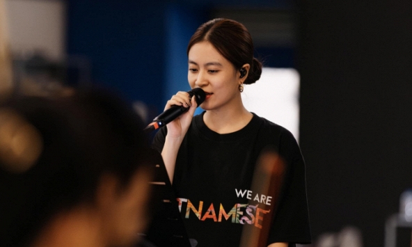 Hoàng Thùy Linh đăng clip hát live cùng dàn nhạc giao hưởng tập dượt cho concert, có đủ để đáp trả tranh cãi không?