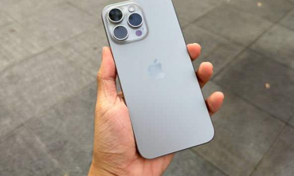 Mở hộp iPhone 15 Pro Max titan tự nhiên tại Singapore, phát hiện chi tiết mà nhiều người dùng sẽ thích