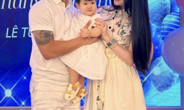 Quang Hải xuất hiện cùng Chu Thanh Huyền trong tiệc gia đình