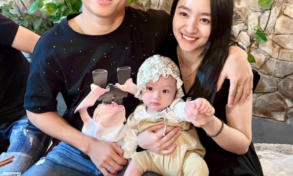 Vừa nhận 'lót tay' tiền tỷ, hậu vệ tuyển Việt Nam lại đón con thứ 2 chào đời