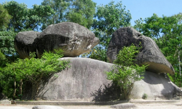 Đến núi Trường Lệ, nghe Hòn Trống Mái 'kể lại' câu chuyện về tình yêu đôi lứa