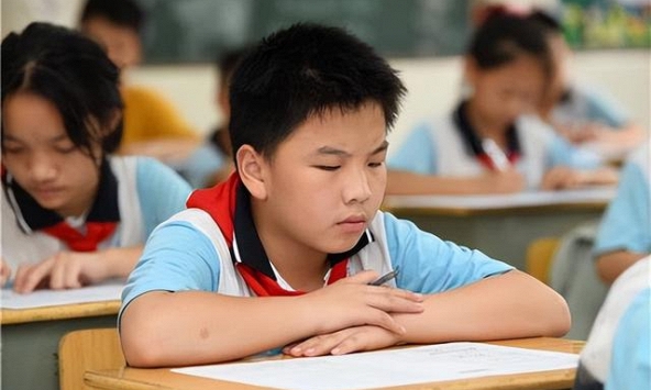 Học sinh tiểu học viết văn chủ đề 'Thế nào là người thành công', chỉ vài dòng mà khiến giáo viên phì cười, khen thông minh