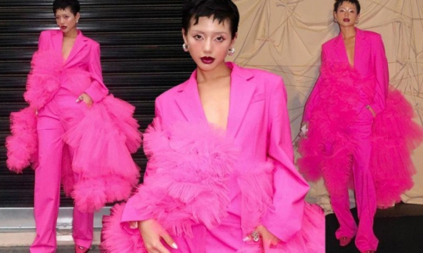 Khánh Linh 'Ciao!' Milan Fashion Week với sắc hồng fuchsia 'nổi bần bật'
