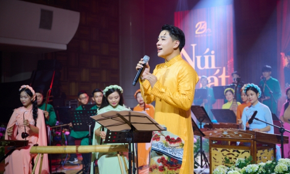 Ca sĩ Trần Tùng Anh: 'Hát buổi sáng với ca sĩ là cực hình'