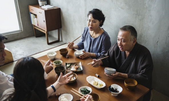 Câu nói bâng quơ của bố chồng giữa bữa cơm khiến nàng dâu uất ghẹn, không thốt nên lời